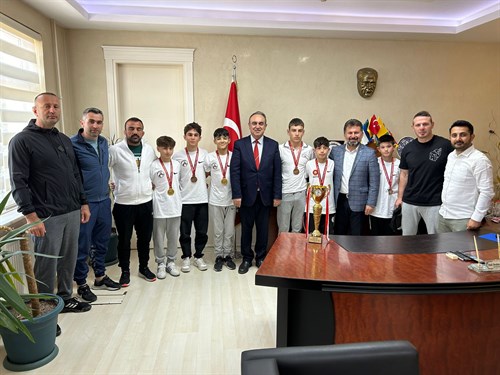 U-15 Grekoromen Türkiye Şampiyonasında  Şampiyon olan Hendek Olimpik Spor Kulübü, Kaymakamımız Halil İbrahim ACIR’ı Makamında Ziyaret Etti
