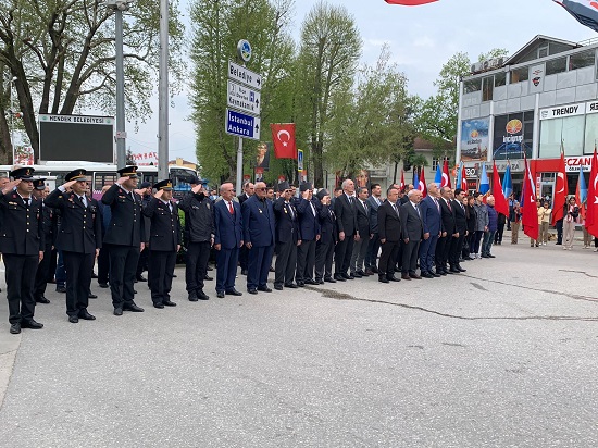 Kaymakamımız Halil İbrahim ACIR, 23 Nisan Ulusal Egemenlik ve Çocuk Bayramı Münasebetiyle Gerçekleştirilen Çelenk Sunma Programına Katıldı
