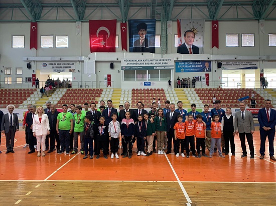 23 Nisan Ulusal Egemenlik ve Çocuk Bayramı Münasebetiyle Hendek Kapalı Spor Salonunda Program Düzenlendi